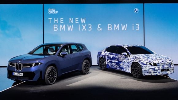На стенде BMW на последнем автосалоне в Мюнхене 2025 года звездой был iX3 (слева). Но i3, ожидаемая в 2026 году, не за горами и делает камуфлированный дебют. Доказательство того, что седаны не мертвы! &copy; BMW