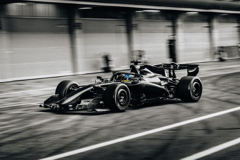 Aston Martin AMR26: Удивительное прибытие в Барселону благодаря винтажному…