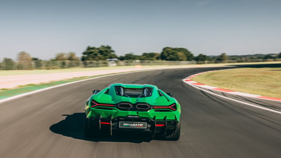 Lamborghini выбирает осторожность в отношении электрификации: рискованная ставка или мудрая стратегия?