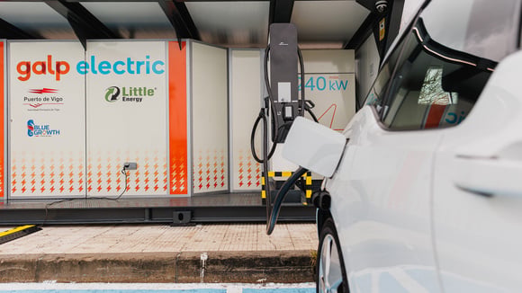 Nissan и Little Electric Energy представляют инновационные решения для зарядки электромобилей с использованием переработанны…