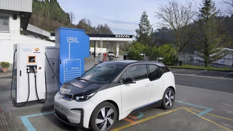 Nissan и Little Electric Energy представляют инновационные решения для зарядки электромобилей с использованием переработанны…