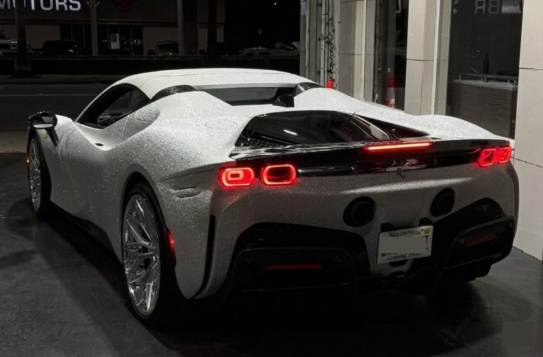 Ferrari SF90 в белой плёнке: суперкар стал ещё заметнее