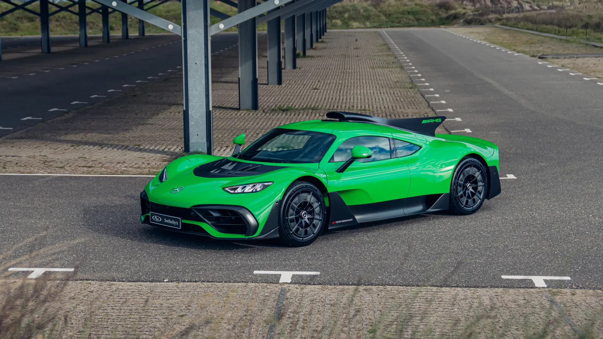 Mercedes-AMG One: гиперкар из Формулы 1 почти без пробега выставлен на…