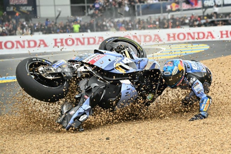 Гонка MotoGP на «Багнатти»: Алекс Маркес не справился с управлением и…