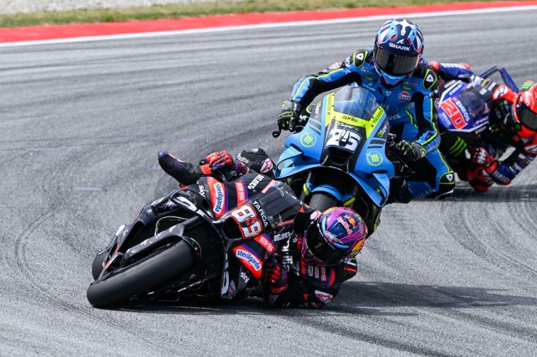 Aprilia призывает гонщиков к порядку после хаоса в Барселоне