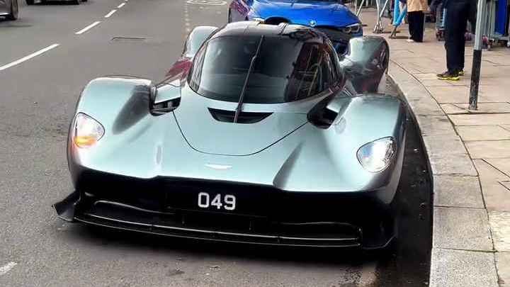 Aston Martin Valkyrie: гиперкар за 3 миллиона евро отправился за продуктами